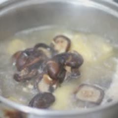 Cách làm canh gà hầm hạt sen