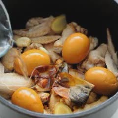 Cách làm cánh gà kho trứng