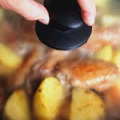Cách làm cánh gà om khoai tây