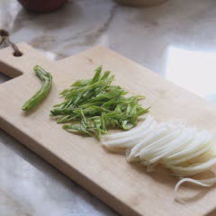 Cách làm chả cá xào ớt với hành tây