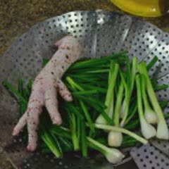 Cách làm chân gà hấp hành lá