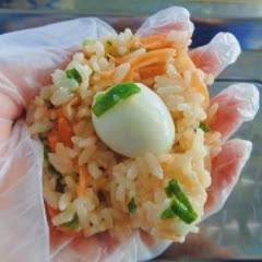 Cách làm cơm bọc trứng cút chiên