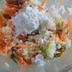 Cách làm cơm bọc trứng cút chiên
