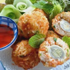 Cách làm cơm bọc trứng cút chiên