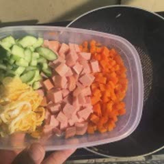 Cách làm cơm chiên dưa bò xúc xích