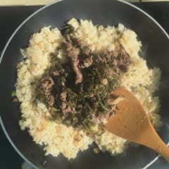 Cách làm cơm chiên dưa bò xúc xích