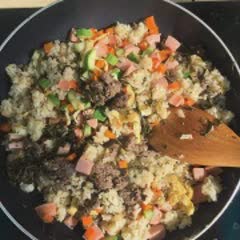 Cách làm cơm chiên dưa bò xúc xích