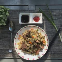 Cách làm cơm chiên dưa bò xúc xích