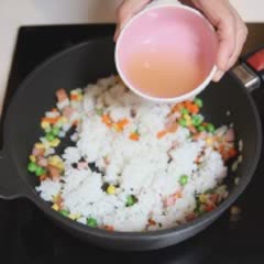 Cách Làm Cơm Chiên Dương Châu Phô Mai Đơn Giản