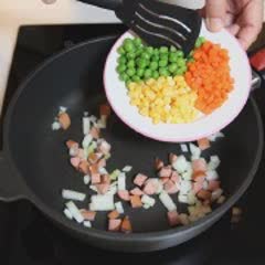Cách Làm Cơm Chiên Dương Châu Phô Mai Đơn Giản
