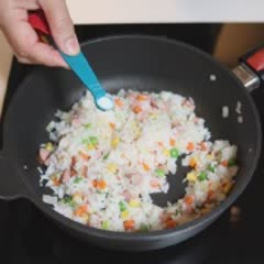 Cách Làm Cơm Chiên Dương Châu Phô Mai Đơn Giản