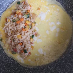 Cách làm cơm chiên trứng rau củ - Omelet