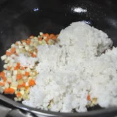 Cách làm cơm chiên trứng với nấm đùi gà và cà rốt
