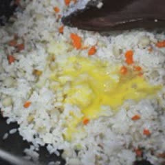 Cách làm cơm chiên trứng với nấm đùi gà và cà rốt