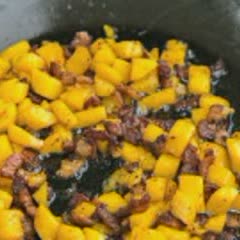 Cách làm Cơm chiên xoài và thịt hun khói
