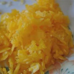 Cách làm Cơm Cuộn Bí Đỏ bắt mắt ngon miệng đãi người thân