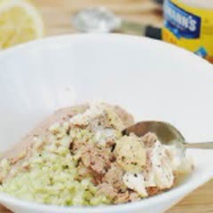 Cách làm Cơm Cuộn Cá Ngừ với sốt Mayonnaise béo thơm 