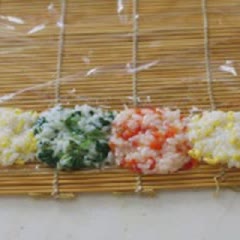 Cách làm cơm cuộn cầu vồng sắc màu
