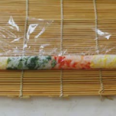 Cách làm cơm cuộn cầu vồng sắc màu