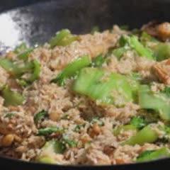 Cách Làm Cơm Gà Chiên Cải Xanh Thơm Ngon Đơn Giản