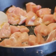 Cách làm cơm gà sốt cay Ấn Độ