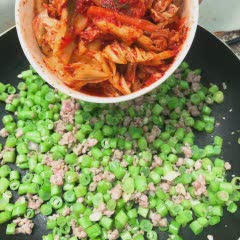 Cách làm Cơm gạo lứt chiên kimchi thịt băm đậu que