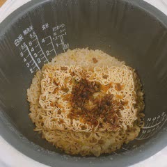 Cách làm cơm nấu mì ramen