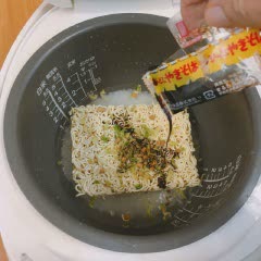 Cách làm cơm nấu mì ramen
