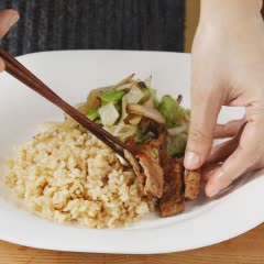 Cách làm cơm thịt bò ăn cùng nấm đùi gà xào xà lách