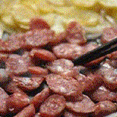Cách làm cơm trộn khoai tây xúc xích