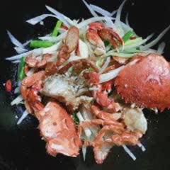 Cách làm Cua Rang Muối thơm hương hành tây cực hấp dẫn
