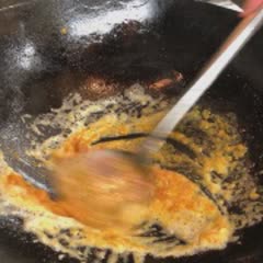 Cách làm da cá chiên sốt trứng muối