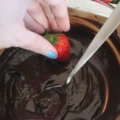 Cách làm Dâu tây tẩm chocolate