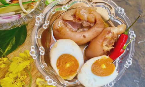 Cách làm giò heo kho trứng muối