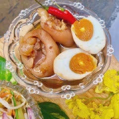 Cách làm giò heo kho trứng muối