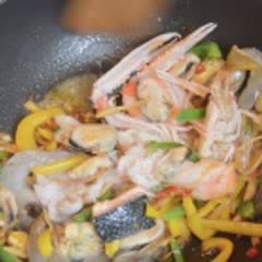 Cách làm hải sản xào cay kiểu Thái
