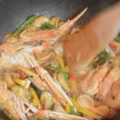 Cách làm hải sản xào cay kiểu Thái
