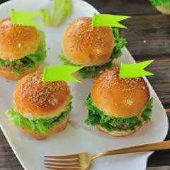 Cách Làm Hamburger Mini Nhân Thịt Bò Cho Cuối Tuần