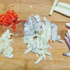 Cách làm khô gà lá chanh ngon chuẩn