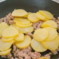 Cách làm Khoai tây kho thịt băm
