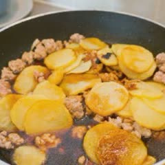 Cách làm Khoai tây kho thịt băm