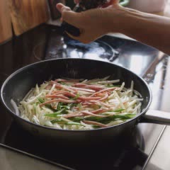 Cách làm khoai tây xào thịt xông khói