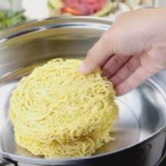 Cách nấu Mì lẩu Thái hải sản chua cay