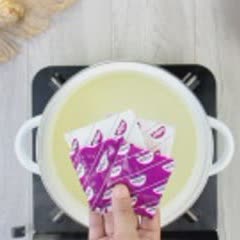 Cách nấu Mì lẩu Thái hải sản chua cay
