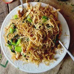Cách Làm Mì Trứng Xào Thịt Gà Cho Ngày Cuối Tuần