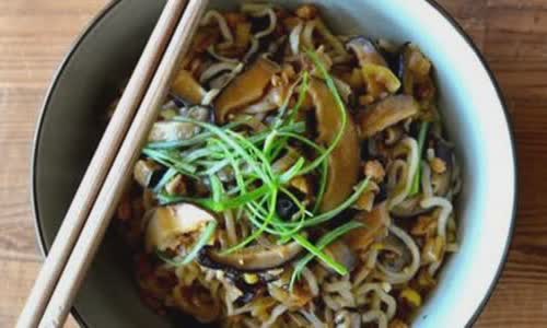 Cách làm mì gạo lứt xào nấm bào ngư