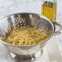 Cách làm Mì Ý xào tỏi