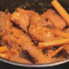 Cách Làm Móng Giò Kho Sả Ớt Cay Thơm Béo Cực Ngon
