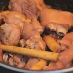 Cách Làm Móng Giò Kho Sả Ớt Cay Thơm Béo Cực Ngon