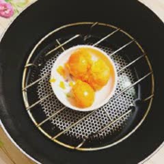 Cách làm mực chiên trứng muối